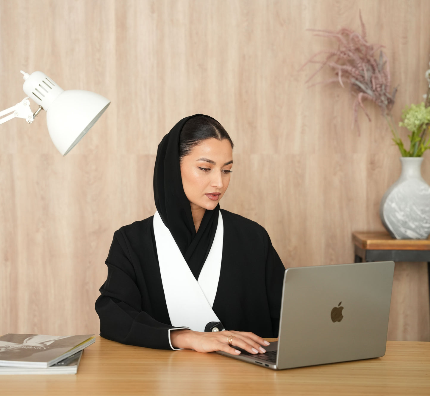 Italian Crepe Abaya – Black/white