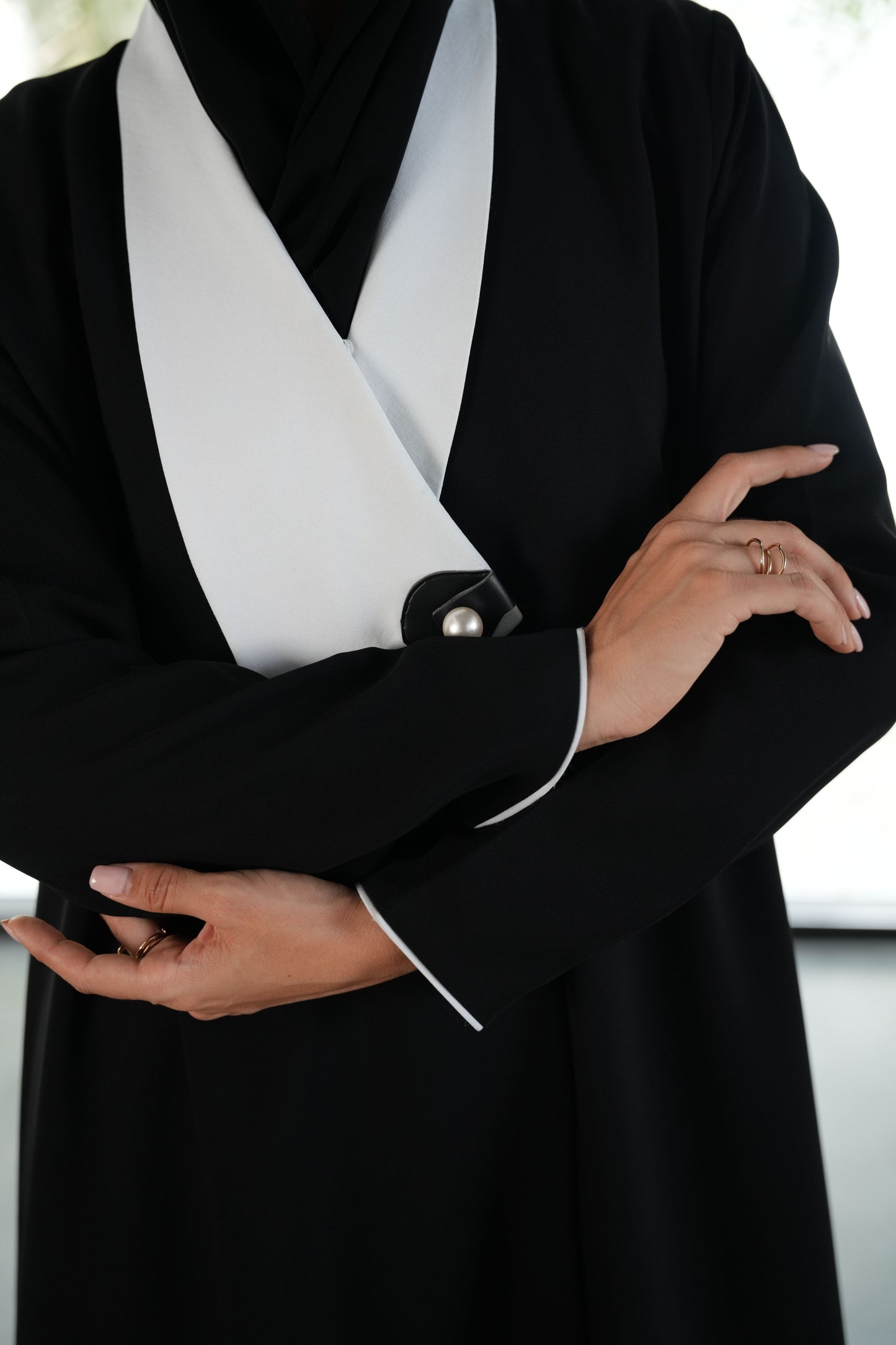 Italian Crepe Abaya – Black/white