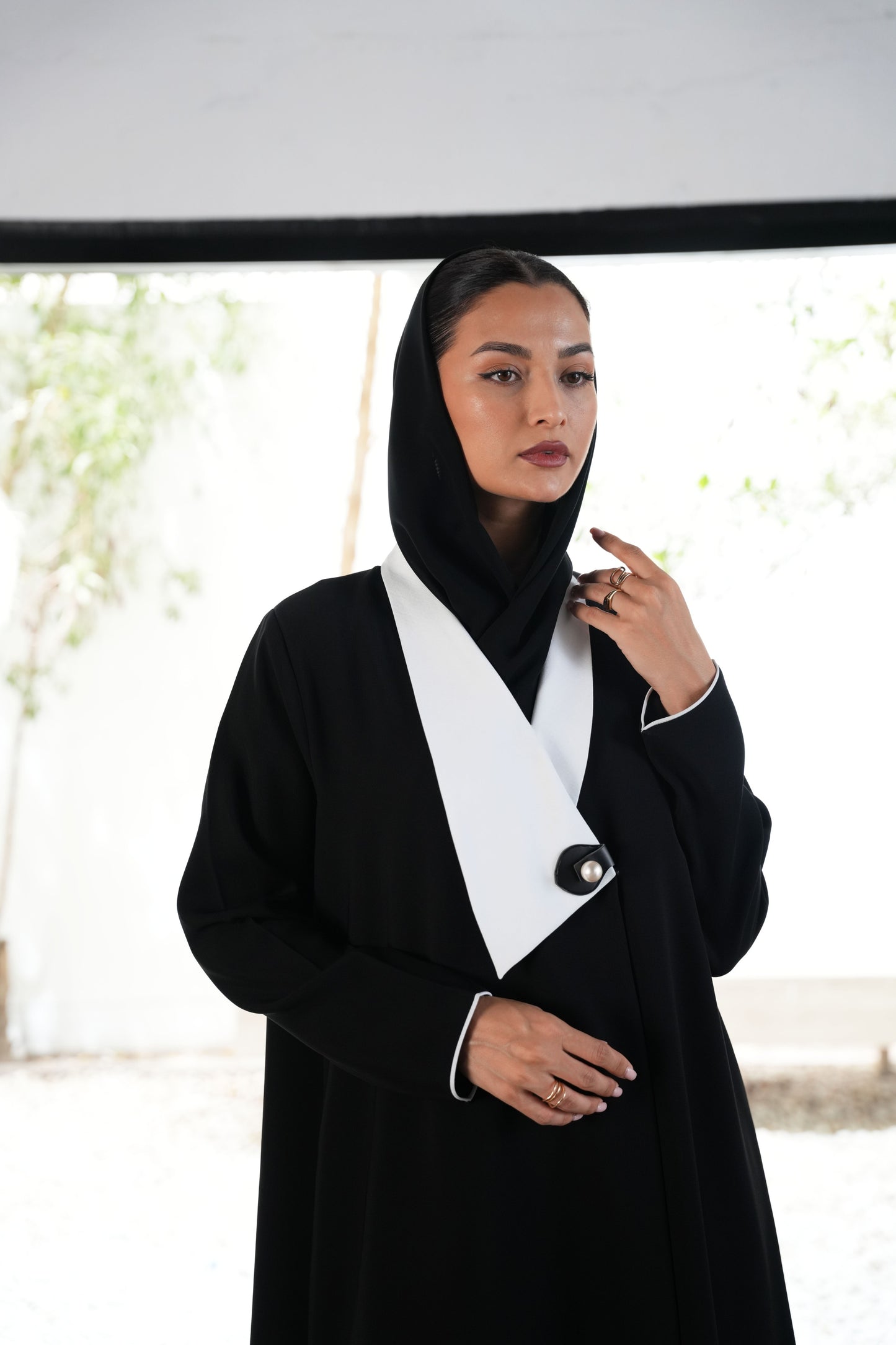 Italian Crepe Abaya – Black/white
